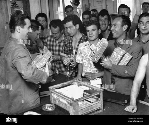 Italian Gastarbeiter buy spaghetti in Wolfsburg, photographed in 1962 Stock Photo - Alamy