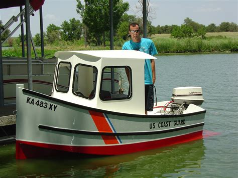 Todd's Mini-Tug Boat Building Journal: FIRST LAUNCH AND MAIDEN VOYAGE!! CONTINUED