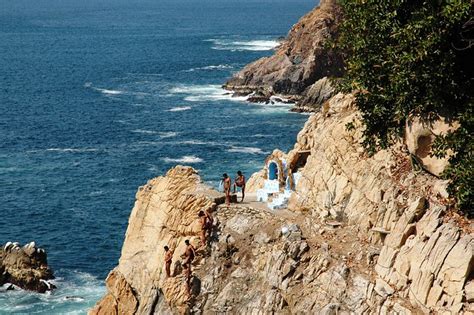 Cliff divers at La Quebrada | Sophie's World Travel Inspiration