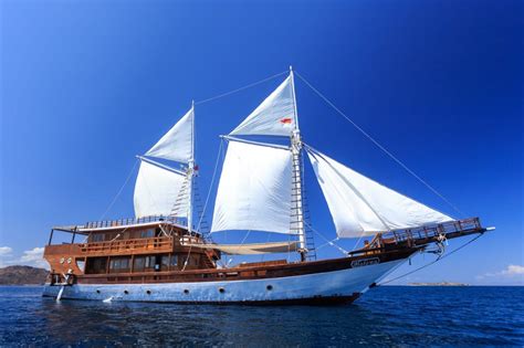 Kapal Phinisi Deluxe - Trusted Komodo Tour & Travel