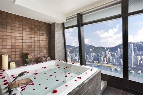 10 Fabulous Hotel Luxury Bathrooms with Sweeping Views to the Outside