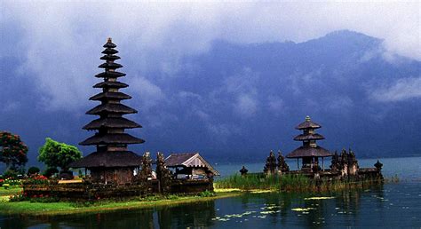 Pura Ulun Danu Bratan, Pura Di Atas Danau Bratan Bedugul Bali - DREAMS46