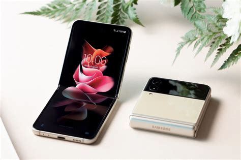 REVIEW: Samsung's Galaxy Flip3 Brings Old School Charm To The Future