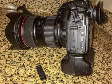 Canon EOS 5D Mark II: How to replace the rubber port cover