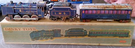 Dinky Toys N ° 438 box with a tin train set with mechanical clockwork ...