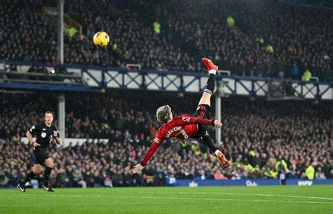 Alejandro Garnacho’s sensational overhead kick stuns protesting Everton ...