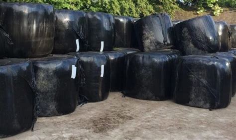 What is the correct way to stack round bales of silage? - Agriland.co.uk