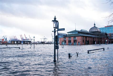 Hochwasser Hamburg - Sturmflut: Fischmarkt unter Wasser