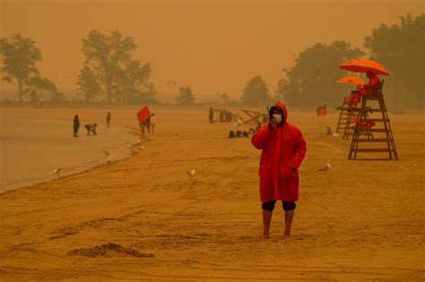 Why the Wildfire Smoke Makes the Sky Turn Wild Colors - The New York Times