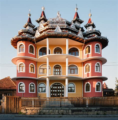 One of the various "gypsy houses" in Huedin (Romania) : r ...