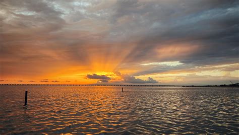 Sunsetting over lake Pontchartrain : r/sunset