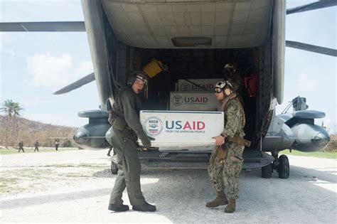 Sailors and Marines, from amphibious transport dock - NARA & DVIDS ...