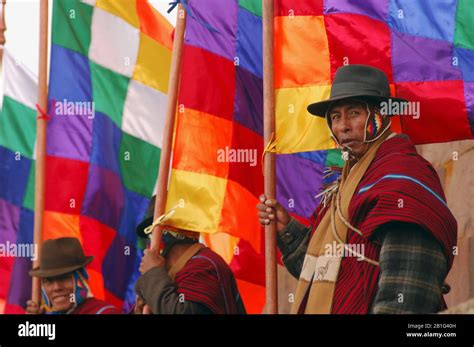 Varios indios aymaras llevan el Wipala, la bandera original de los pueblos indígenas andinos ...