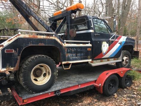 1984 Chevy C/K 30 Wrecker 1 Ton RARE 4WD tow truck Silverado