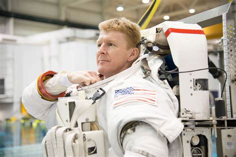 Space in Images - 2014 - 03 - Tim Peake spacewalk training