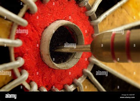 Dart in center of bullseye on dart board Stock Photo - Alamy