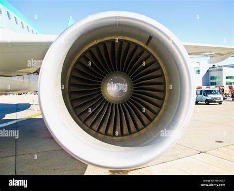 Airbus A320 engine Stock Photo: 32110634 - Alamy