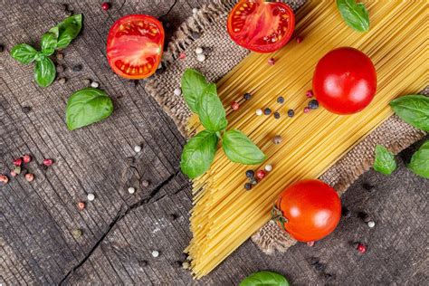 Spaghetti, a branch of tomatoes and basil leaves, top view - Creative Commons Bilder