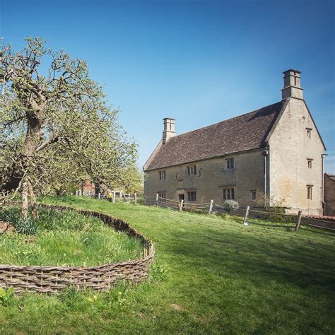 Woolsthorpe Manor - where gravity was discovered - Place - Bite Sized ...