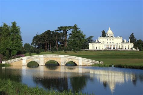 Vintage mobile cocktail bar hire & experience at Stoke Park