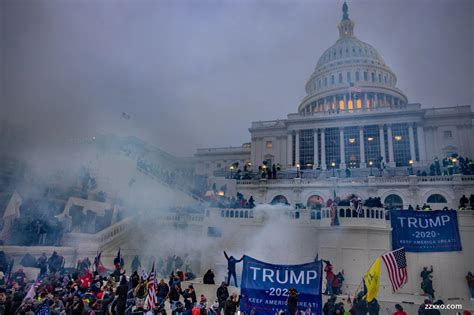 2021年1月6日，特朗普支持者“攻占”国会山。这是1814年8月英国军队袭击并烧毁美国国会大厦后国会山第一次被占领，仿佛“世界末日”，象征了“美式民主的死亡”，“美国的倒下”。|ZZXXO