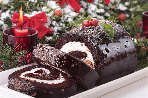 Christmas Yule Log with Free Dubai Delivery | Yule log cake, Christmas ...