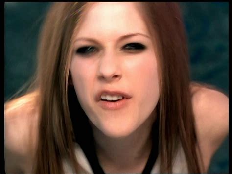 Avril Lavigne- 'Complicated' MV screencaps [HQ] - Music Image (19850028) - Fanpop