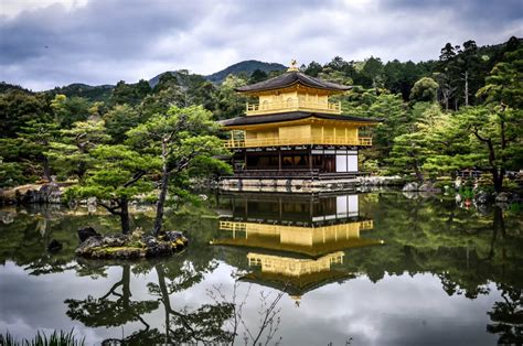 Stone Arrangements in Japanese Gardens: Crafting Balance & Meaning