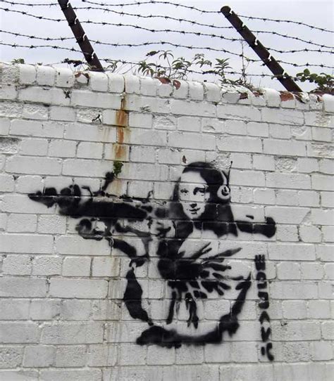 graffiti walls: Banksy Graffiti "Mona Lisa with Bazooka" Street Art