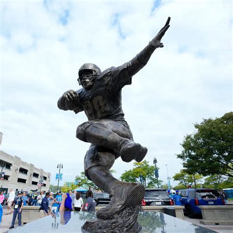 Detroit Lions Honor OSU Heisman Winner, NFL Hall Of Famer Barry Sanders ...