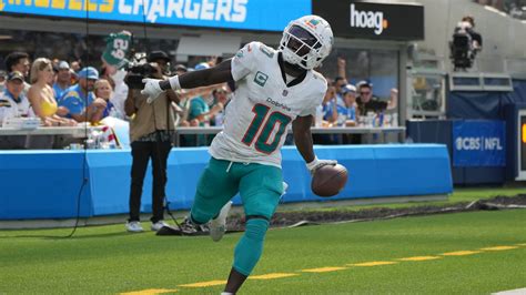 Dolphins' Tyreek Hill, Tua Tagovailoa run up yards, stats vs. Chargers