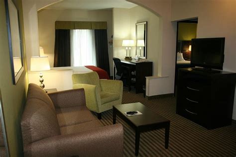 HOLIDAY INN EXPRESS & SUITES NACOGDOCHES - Updated 2024 Prices & Hotel Reviews (TX)