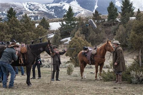 Alec Baldwin Returns to Film ‘Rust,’ This Time With Fake Guns - The New York Times