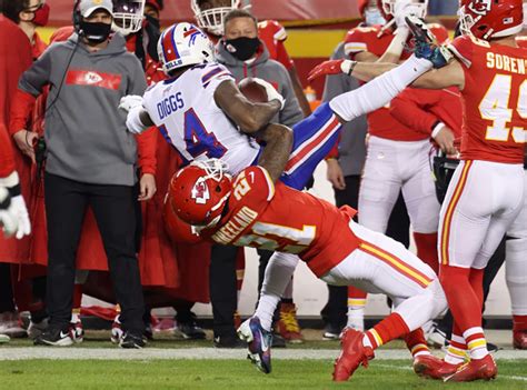 Stefon Diggs Stays On The Field To Watch Chiefs Celebration in ...