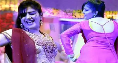 Sapna Choudhary Dance Video: सपना चौधरी का डांस देख लोगों ने बरसाए नोट ...