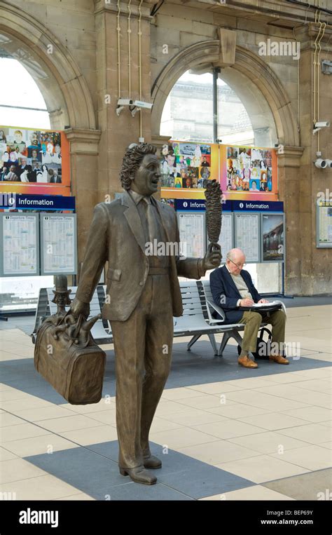 Statue of Liverpool comedian Ken Dodd at Lime street station Stock Photo - Alamy