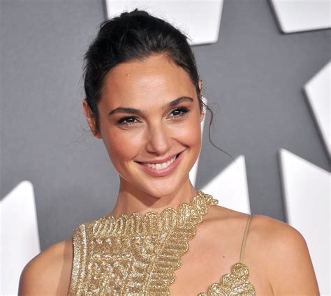 Gal Gadot Eating : Gal Gadot Ignores Social Distancing On Her Birthday And More Star Snaps Page ...