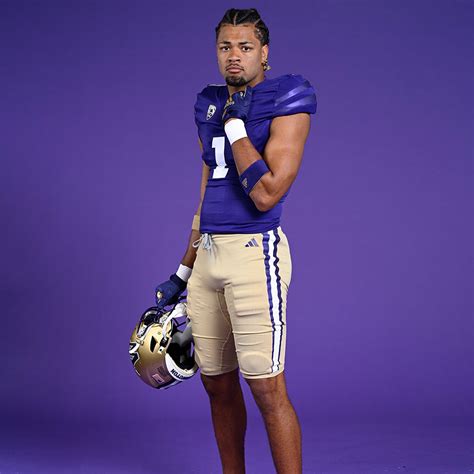 Washington Huskies Unveil Updated Football Uniforms – SportsLogos.Net News