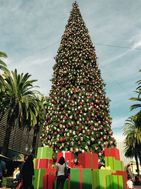 Fashion Island Christmas Tree Editorial Stock Image - Image of island, walk: 48359589