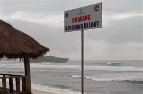 Rambu Peringatan Larangan Berenang Terpasang di Pantai Gunungkidul ...