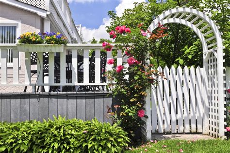 White Fence Landscaping - Ideas That Keep Things Neat And Simple!