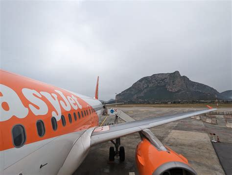 Flight Review: EasyJet A319 Economy Exit Row PMO-LGW – Kinda Boring Travel