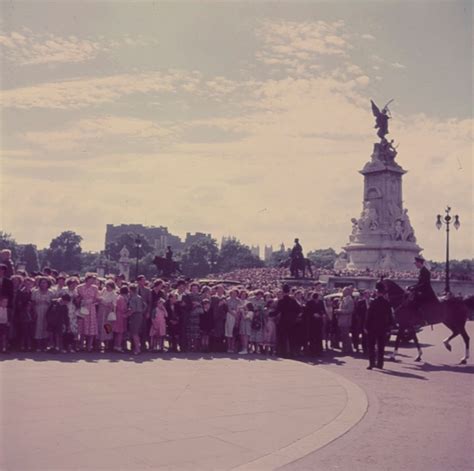 40 Incredible Color Photographs That Show What Life Was Really Like in ...