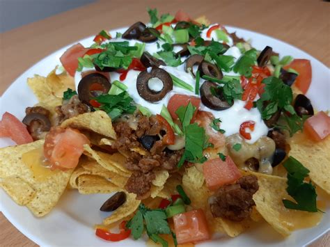 Cookingaround : Classic Beef Nachos Supreme Recipe