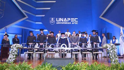 UNAPEC - Universidad APEC entrega a la sociedad 1,174 graduandos