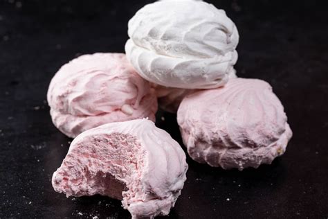 Pink and white marshmallow on black background - Creative Commons Bilder