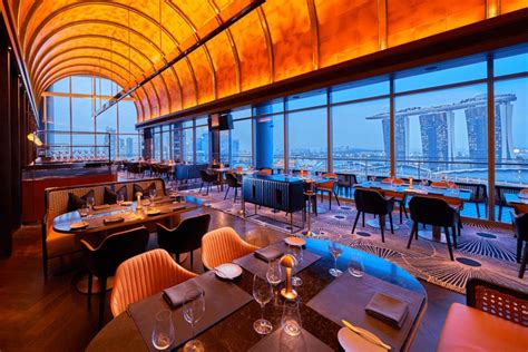 Overlooking Marina Bay, the new cult restaurant in Singapore is ...