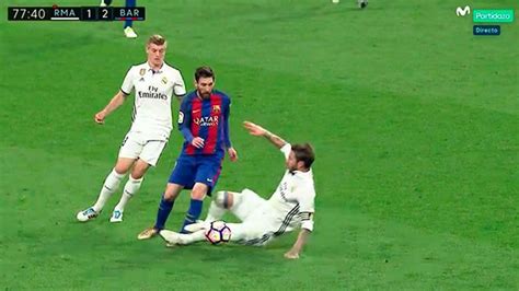 Sergio Ramos tackles Leo Messi | Real madrid players, Leo messi, Real ...