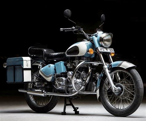 Custom Royal Enfield Bullet 350 Graduate Is A Timeless Beauty