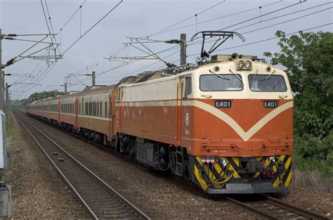 GE Electric locomotive from E200 series in Liukuaicuo Chezhan, Taiwan | 鉄道